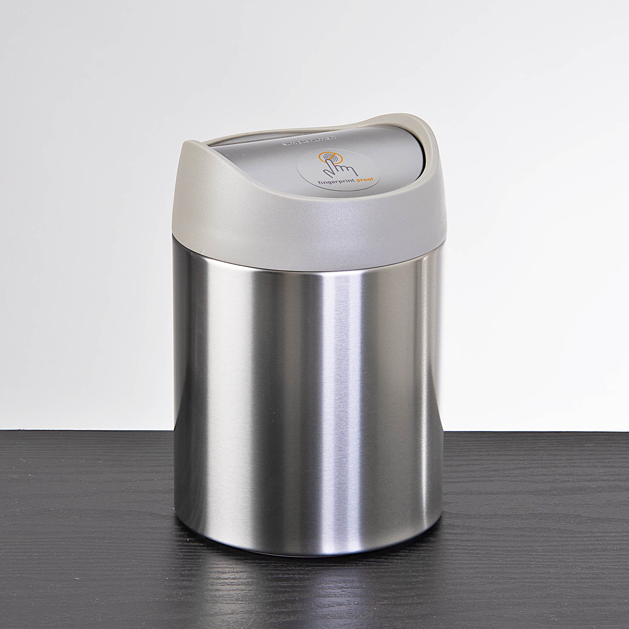 LOVEINUSA Mini basurero para encimera con tapa, pequeño cubo de basura  pequeño para reciclaje de acero inoxidable cepillado, 1.5 litros/0.4  galones