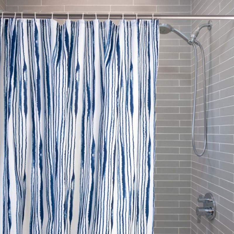 Cortina Clásico Azul de poliéster para baño con ganchos plásticos.