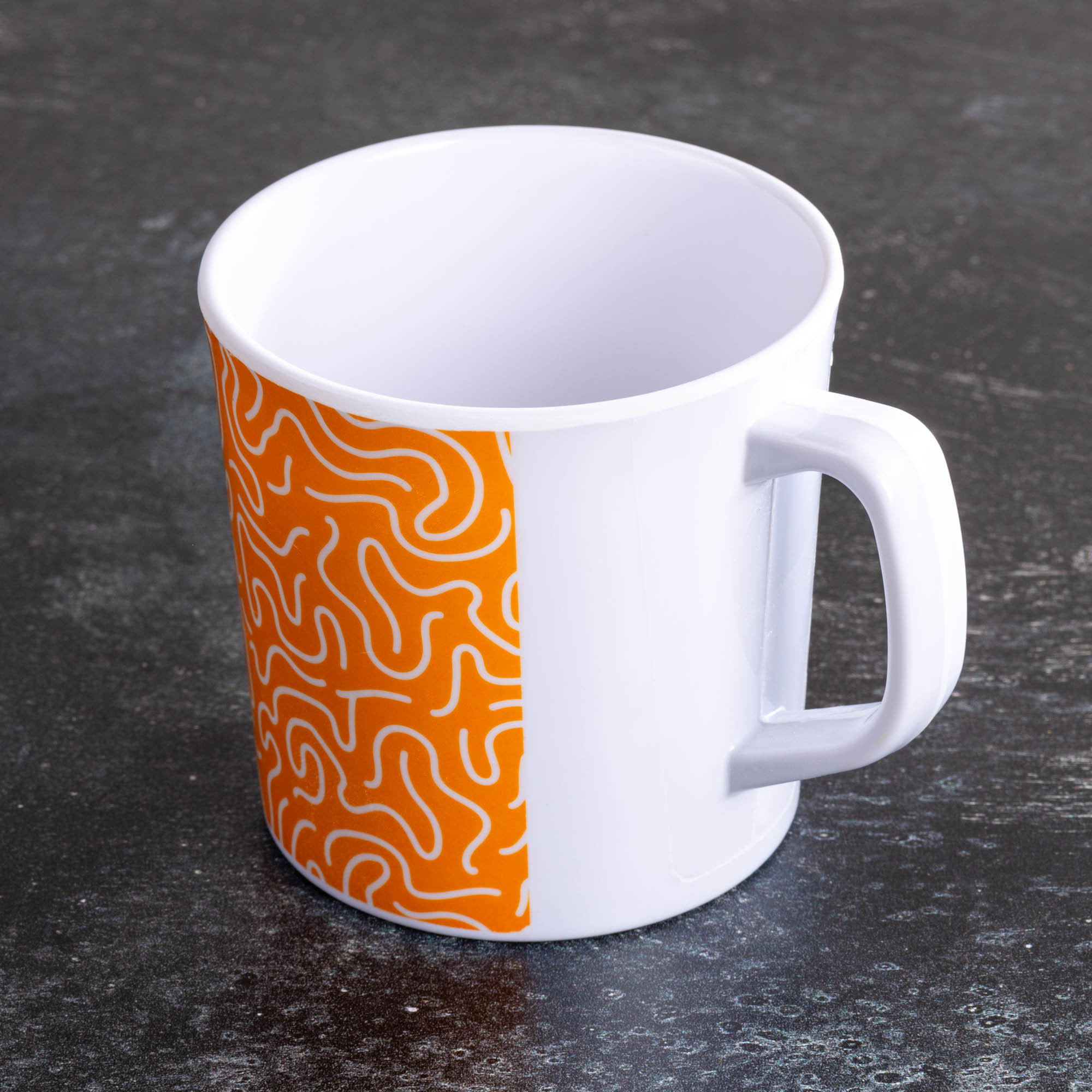 Taza apilable para café elaborada en melamina.